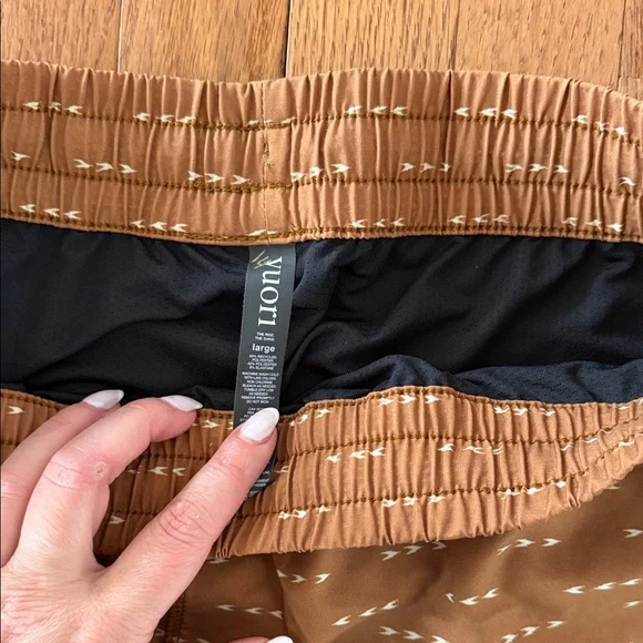 Vuori Women's Tan Printed Active Shorts with Drawstring New with tags - Picture 2 of 6